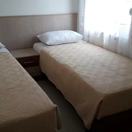 Melodia Xhek Hotel *