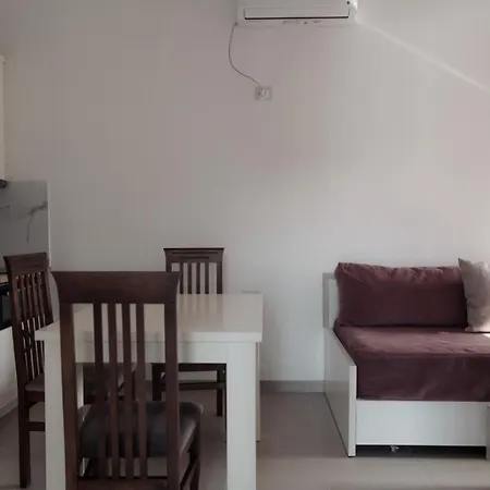 Melodia Xhek Hotel *