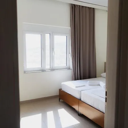 Melodia Xhek Hotel *
