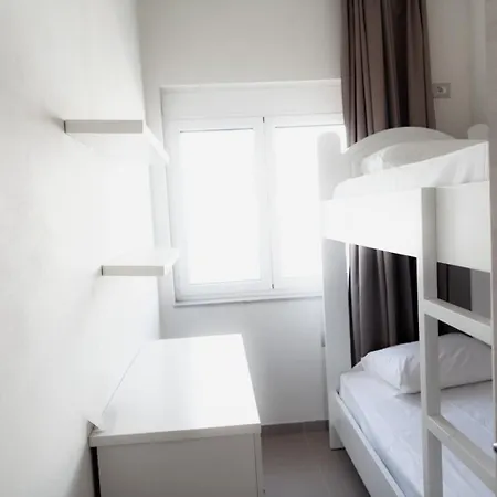 Melodia Xhek 酒店 *