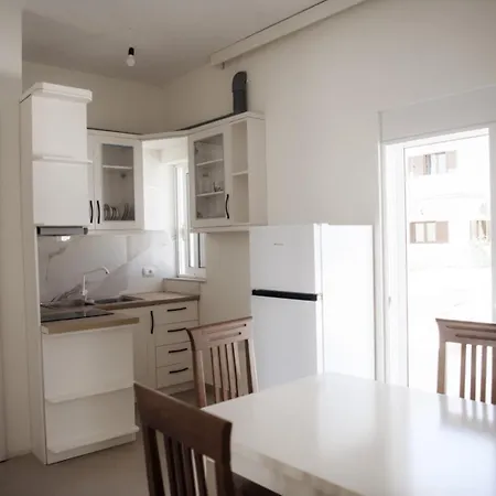 Melodia Xhek 酒店 *